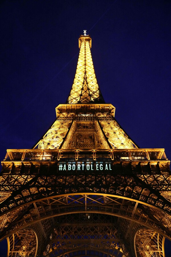 2024년 3월 4일 파리에서 프랑스 의회가 낙태 권리를 헌법에 포함시키기로 결정한 후 스페인어로 "낙태 합법"이라는 메시지가 에펠탑에 투영되고 있다.  [AFP연합]