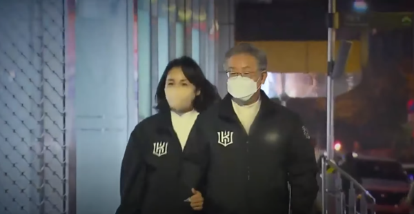 이재명 당시 민주당 대선후보와 김혜경 여사가 2021년 11월 18일 고척스카이돔을 찾아 다정한 모습으로 걸어가고 있다. [사진=유튜브]