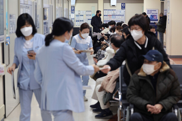 서울의 한 대학병원에서 간호사들이 분주히 움직이고 있다. [연합뉴스]
