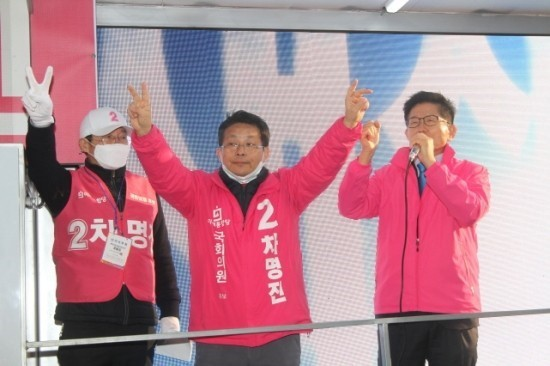 그동안 부천에서 보수정당 후보로는 가장 많이 당선된 김문수 전 경기지사와 차명진 전 의원이 2020년 21대 총선에서 유세하는 모습