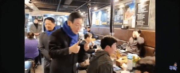 더불어민주당 이재명 대표가 지난 3월8일 인천 계양구 지역의 한 식당에서 식사 중인 손님들에게 인사를 건네고 있다는 영상 모습.2024.03.09(제공=이재명 유튜브)