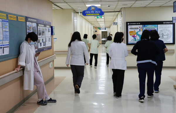 전공의 이탈로 의료공백이 심각한한 가운데 한 대형병원에서 의료진이 이동하고 있다. [연합뉴스]