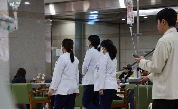 전공의들의 집단 이탈 3주째 접어든 11일 공보의가 투입된 인천의 한 대학병원에서 의료진이 이동하고 있다. [연합뉴스]