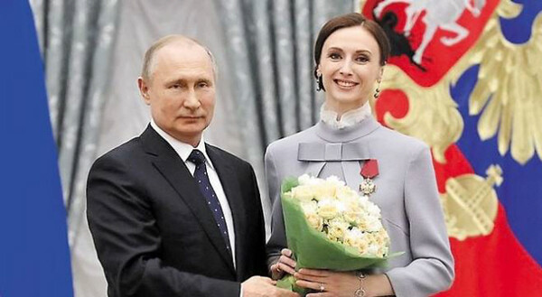 지난 2019년 4월 모스크바 크렘린에서 푸틴 대통령에게 ‘조국 공헌 훈장’을 받고 있는 자하로바. [타스연합]