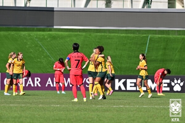 우즈베키스탄 타슈켄트의 자르 스타디움에서 열린 2024 AFC U-20 여자 아시안컵 3·4위전에서 호주에 0-1로 패한 후 아쉬워 하는 한국 선수들. [대한축구협회 제공]