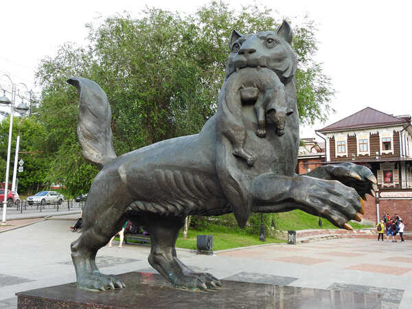러시아 이르쿠츠크에 있는 동상. 검은 호랑이 바브르는 러시아를, 담비는 중국을 상징한다.