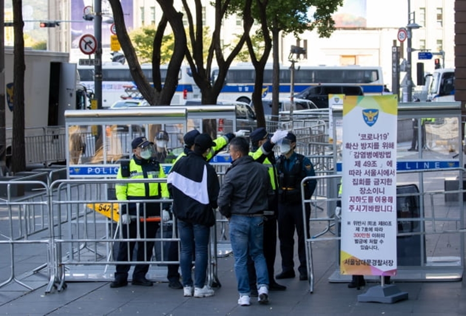 지난 2020년 10월9일, 경찰은 서울 광화문광장 일대에 경찰이 검문소를 설치하고 행인들을 대상으로 집회 용품 소지 여부 등을 검사했다. [사진=연합뉴스]