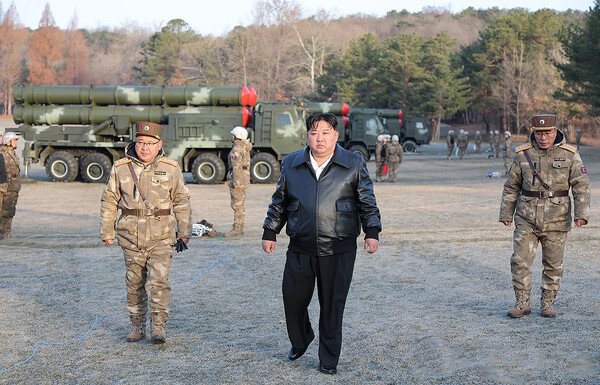 김정은 북한 국무위원장이 지난 18일 서부지구 포병부대 초대형방사포 사격훈련을 지도했다고 조선중앙통신이 19일 보도했다. [조선중앙통신=연합뉴스]