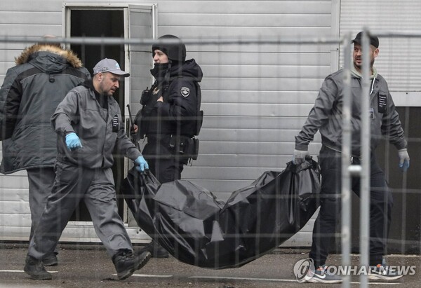 23일(현지시간) 모스크바 테러 희생자의 시신을 옮기는 러시아 의료진. [EPA 연합뉴스 자료사진. 재배포 및 DB 금지]