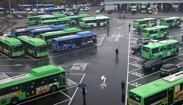 서울의 한 버스 공영차고지에 시내버스와 마을버스들이 다수 주차되어 있다. [연합뉴스]