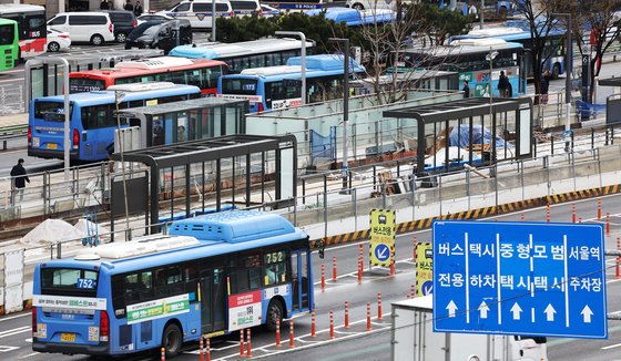 서울 시내버스 총파업을 이틀 앞둔 26일 서울역 앞을 지나는 서울 시내버스 모습. [연합뉴스]
