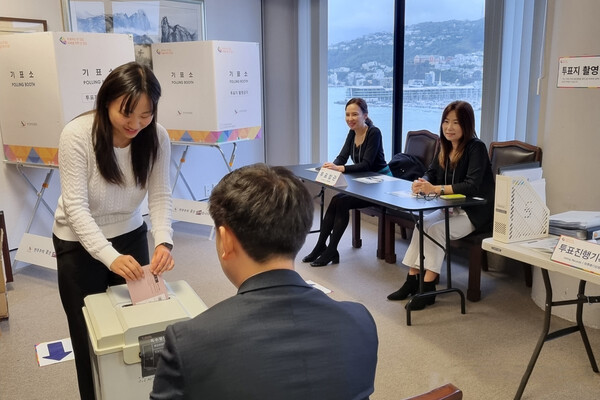 27일(현지시간) 뉴질랜드 웰링턴 한국 대사관에 마련된 재외 투표소에서 현지 교민이 투표함에 투표용지를 넣고 있다. 뉴질랜드는 전 세계에서 가장 먼저 재외 투표가 시작되는 곳이다. [연합뉴스]