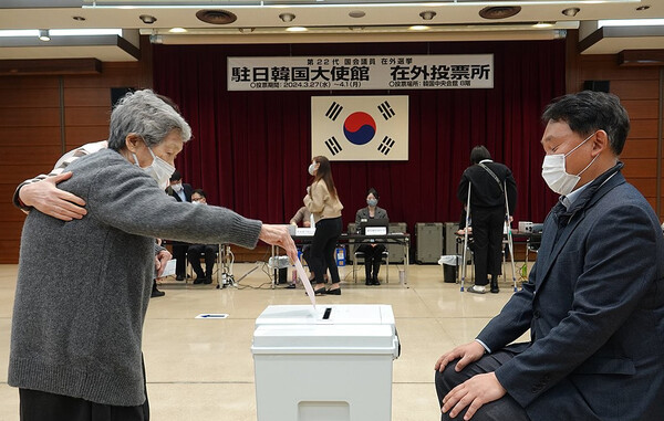 국회의원선거 재외 국민투표가 27일 시작된 가운데 재일교포인 94세 이두치(사진 왼쪽) 할머니가 일본 도쿄 총영사관에 마련된 재외투표소에서 투표하고 있다. [연합뉴스]
