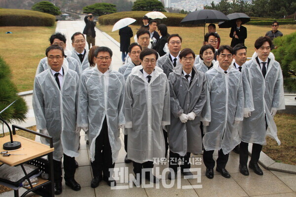 충혼탑에서 참배하고 있는 국민의힘 부산 총선 후보들.[사진=박명훈 기자]