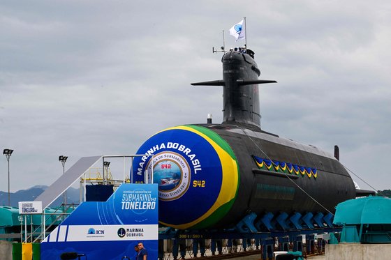 27일 브라질 리우데자네이루주 이타구아이 해군기지에서 진수식을 한 1870t급 토넬레루 호. 브라질 함대 5번째이자 자국에서 건조된 3번째 잠수함이다. (사진=AFP 연합뉴스)