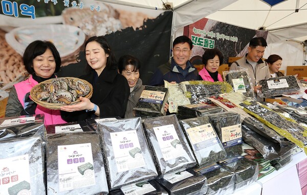 메가마트는 오는 31일까지 야외 행사장에서 전남 진도군 우수 농수산물 특판전을 개최한다.[메가마트 제공]