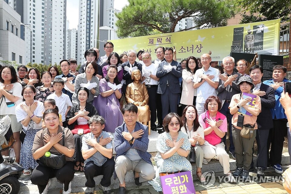 지난 14일 경상남도 양산시 소재 양산도서관 앞에서 ‘평화의 소녀상’ 제막식이 열렸다. [사진=연합뉴스]