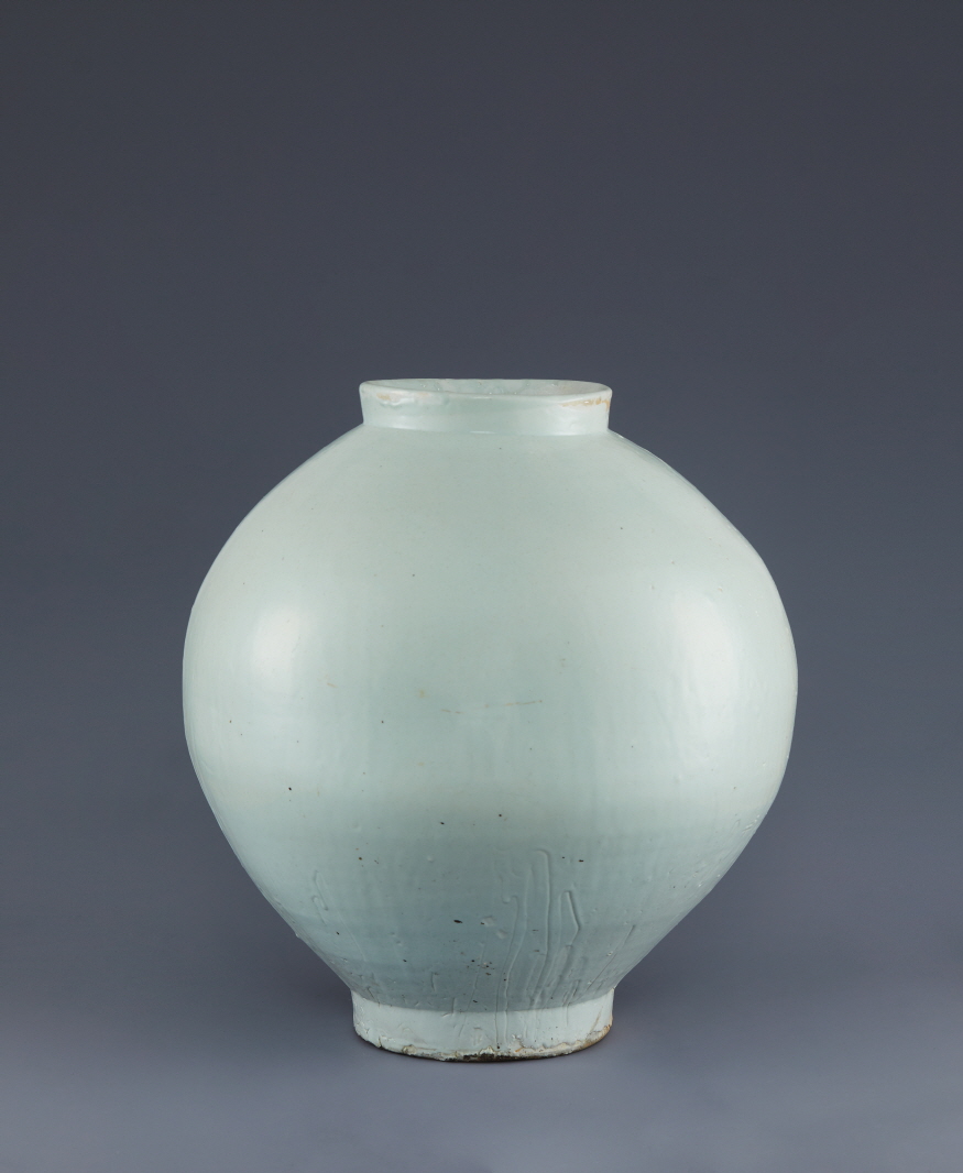 조선 후기인 18세기에 만들어진 백자달항아리. 보통 달항아리는 40cm 안팎인데, 이 백자 달항아리는 52cm로 여태껏 발견된 달항아리 중 매우 큰 크기를 보인다. 18세기, 52x20x20.5cm.