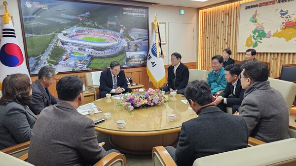 김도읍 국회의원, 김형찬 강서구청장, 강서구 당협은 홍태용 김해시장과 유기성폐자원 바이오가스화시설 설치 사업의 재검토를 요구했으며, 이 사업의 전면 재검토가 확정됐다.[강서구 당협 측 제공]