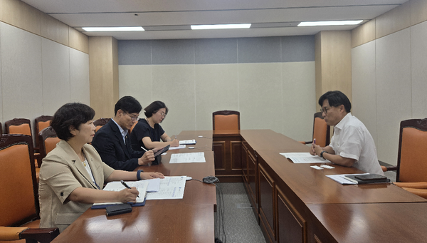 산청군과 경남도 관계자들이 지난 9일 보건복지부를 방문해 공공 한약재 GMP 시설 건립 필요성을 설명하며 국비 지원을 건의하고 있다.[사진=산청군]