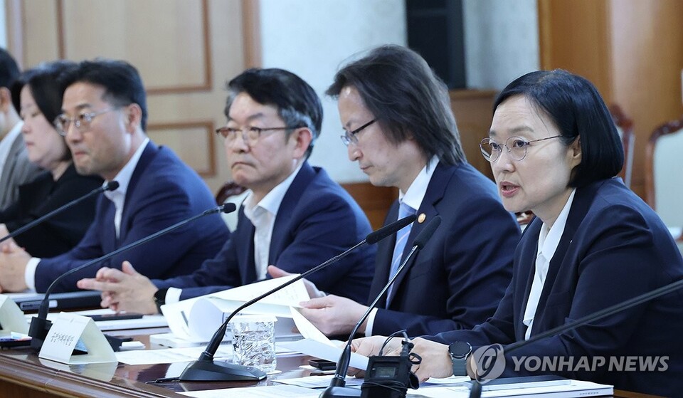한성숙 국무총리가 지난 8일 서울 종로구 정부서울청사에서 열린 소비자정책위원회 제17차 회의에서 발언하는 모습. [연합뉴스]
