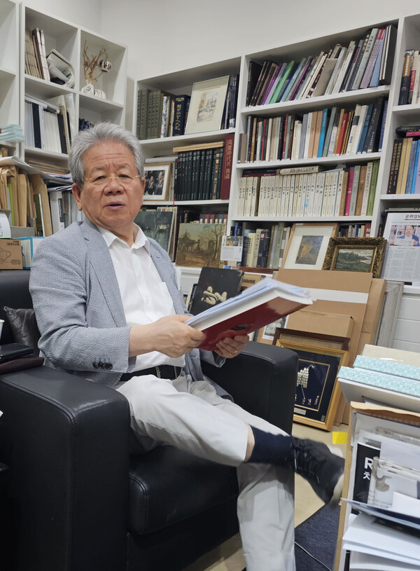 고려시대 불경 '증도가'를 인쇄했다는 주장이 제기되고 있는 금속활자인 가칭 '증도가자'의 소장자 김종춘 다보성 갤러리 회장.