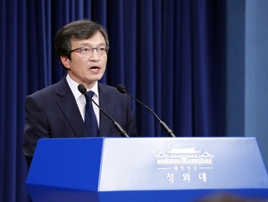 ['가짜<b>뉴스</b>' 만든 언론인]① 한겨레 기자 출신 청와대 대변인 김의겸