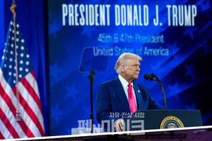 '관세' 논란에도 <b>트럼프</b> 지지율 49%로 굳건...민주당 지지율은 27%로 저조