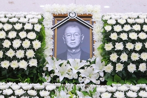 '1호 개그맨' <b>전유성</b> 빈소에 이어지는 추모 행렬 "웃지마, 너도 곧 와"
