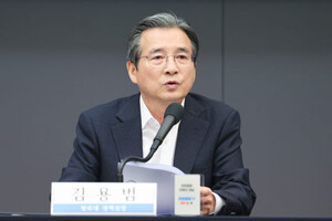 靑 정책실장 경질론 커지는데도...자신만만 김용범 "韓<b>경제</b>, <b>장기</b> 성장...