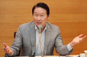 [재계핫이슈] SK하이닉스 '장투' 권유한 최태원의 4단 논법...AI는 몇 살... - 뉴스 썸네일 이미지