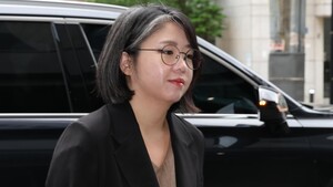 버티던 <b>용혜인</b>, 청문 준비단 사무실 <b>출근 중단</b>···아예 자택서 준비