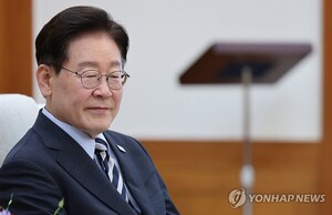 Photo : 펜앤마이크 Le président Lee Jae-myung au centre d'une polémique sur sa suspension de procès